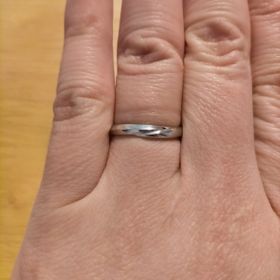 【アイプリモ(I-PRIMO)の口コミ】 ルキナの婚約指輪と重ね付けをしてもシンプルで流行り廃りのないデザイン…