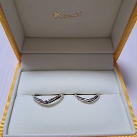 【ケイウノ ブライダル(K.UNO BRIDAL)の口コミ】 指に馴染みやすいVラインを少し変形させた形
ピンクゴールドのラインが目…