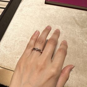 【ブルガリ(BVLGARI)の口コミ】 真ん中のストーンを挟んで左右のぷっくりとしたデザインが好きで試着させ…