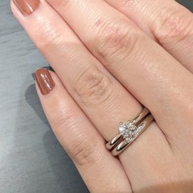 【出雲結(いずもゆい)の口コミ】 シンプルなデザインを探している中で、商品のコンセプトや指輪を横から見…