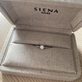 【SIENAROSE(シエナロゼ)の口コミ】 メレが可愛い！指が細く長く見えます。ダイヤの存在感もあって、婚約指輪…