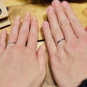 【アイプリモ(I-PRIMO)の口コミ】 基本的にはシンプルだけど女性の指輪にはダイヤもあしらわれていて華やか…