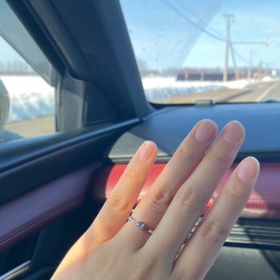 【ラザール ダイヤモンド(LAZARE DIAMOND)の口コミ】 センターダイヤモンドが１つだけセットされたダイヤモンドの輝きが引き立…