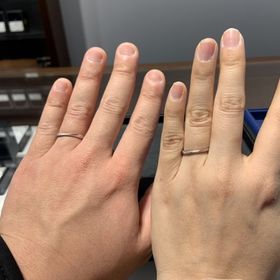 【銀座ダイヤモンドシライシの口コミ】 一部分が細くなっており、指が細く綺麗に見えるデザインでした。また、女…