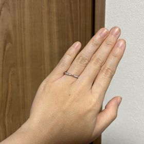 【銀座ダイヤモンドシライシの口コミ】 少し個性的な結婚指輪が欲しかったのでこちらの指輪にしました。
真ん中が…