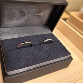 【ラザール ダイヤモンド(LAZARE DIAMOND)の口コミ】 女性用はダイヤがやや斜めに入っています。カッティングブランドだけあっ…