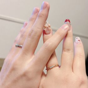 【ラザール ダイヤモンド(LAZARE DIAMOND)の口コミ】 女性らしいウェーブとダイヤの輝きがかわいく、普段の洋服やネイルにも合…