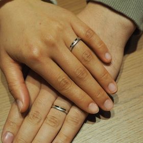 【Katamu(カタム)の口コミ】 2色を使って出来上がるこの指輪はデザインも含め、他にはない特別感があり…