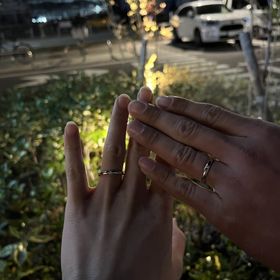 【銀座ダイヤモンドシライシの口コミ】 男性用の結婚指輪はダイヤ1石追加しました。
女性用の結婚指輪は上下の縁…