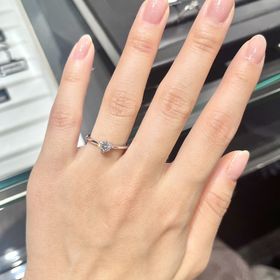 【ラザール ダイヤモンド(LAZARE DIAMOND)の口コミ】 ストレートのソリテールが気になるとお伝えし、提案していただいたのがこ…