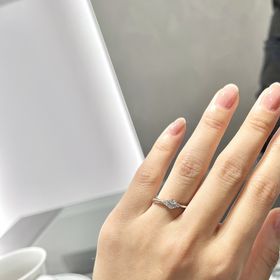 【ラザール ダイヤモンド(LAZARE DIAMOND)の口コミ】 結婚指輪と重ね付けした時に馴染み、かつ婚約指輪単体でつけた時にも手元…