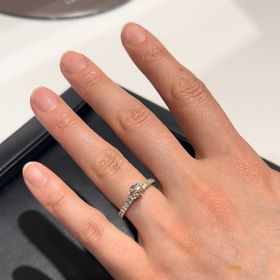 【ラザール ダイヤモンド(LAZARE DIAMOND)の口コミ】 メインダイヤから広がるダイヤがアクセントが高揚感を倍増させてくれまし…