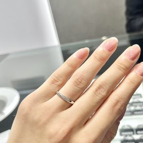 【ラザール ダイヤモンド(LAZARE DIAMOND)の口コミ】 デザイン・つけ心地ともに大満足です。シンプルで飽きのこないストレート…