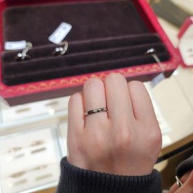 【カルティエ(Cartier)の口コミ】 太さは2.6mmで一般的。ダイヤが3石入っているので、結構輝いて見える。
た…