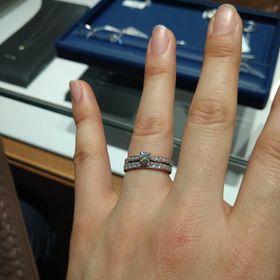 【銀座ダイヤモンドシライシの口コミ】 Diana D.メレはセンターダイヤに向かって、キュッと絞られたデザインなの…