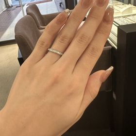 【アイプリモ(I-PRIMO)の口コミ】 ハーフエタニティで、鍛造なため指輪のフチが少なくダイヤが大きいです。
…