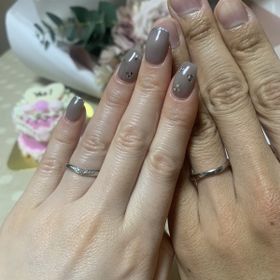 【銀座ダイヤモンドシライシの口コミ】 緩やかなV字を描いているため、少しむっちりした女性の指にも馴染みがよく…