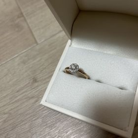 【RosettE(ロゼット)の口コミ】 ダイヤモンドが入った特別な婚約指輪です。普段使いしやすい、ダイヤがリ…