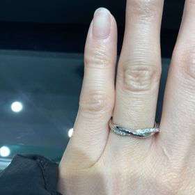 【ラザール ダイヤモンド(LAZARE DIAMOND)の口コミ】 他にはないデザインを探していて、真っ先に目についた指輪のデザインでし…