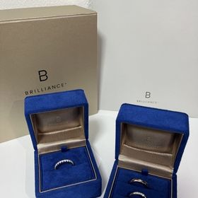 【BRILLIANCE+(ブリリアンスプラス)の口コミ】 婚約指輪と重ね付けできるようにシンプルにしました。
いろんな形があって…