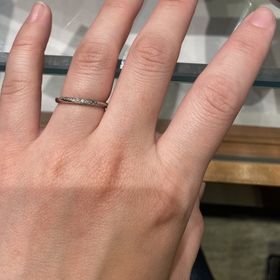 【銀座ダイヤモンドシライシの口コミ】 丸みを帯びていながら少し平らでもあるので、ストレートタイプの婚約指輪…