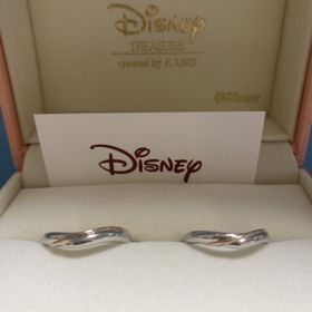 【ケイウノ ブライダル(K.UNO BRIDAL)の口コミ】 ケイウノオリジナルの2色が絡み合ったデザインに、ディズニーの刻印と名前…