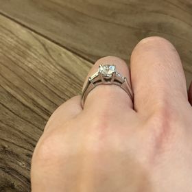 【ハリー・ウィンストン(Harry Winston)の口コミ】 デザインが気に入っています！
指がすらっと見えるデザインだと思います。…