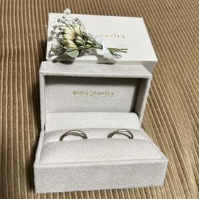【mina.jewelry(ミナジュエリー)の口コミ】 色はシャンパンゴールドを選んだのですが光によって色味が変わるのが素敵…