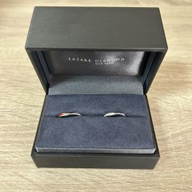 【ラザール ダイヤモンド(LAZARE DIAMOND)の口コミ】 夫婦共に指が太いことが悩みだったのですが、V字のデザインで他の指輪より…