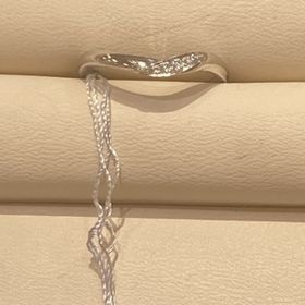 【Something Blue(サムシングブルー)の口コミ】 石の入り方と指輪のカーブのある形がおえと素敵だなと思って試着しました…