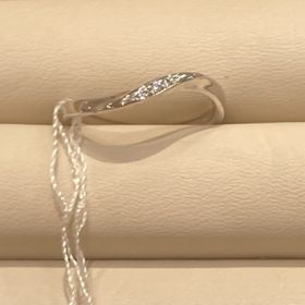 【FISS(フィス)の口コミ】 指輪の形について、V字か斜めか迷っていました。実際に店舗で試着してみる…