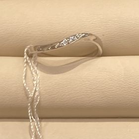 【FISS(フィス)】の口コミ 指輪の形について、V字か斜めか迷っていました。実際に店舗で試着してみる...