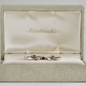 【hitotsuchi(ヒトツチ)の口コミ】 結婚指輪は、シンプル且つ少しアレンジを効かせた捻りのあるものにしまし…