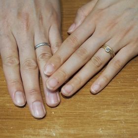 【NEUSPUR(ノイシュプール)の口コミ】 指輪表面の槌目模様によってアンティーク感やぬくもり感が出てオシャレ。
…