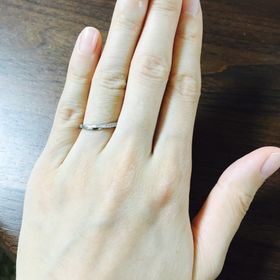 【俄(にわか)の口コミ】 シンプルなデザインの中にもダイヤモンドがさりげなく入っており、上品な…