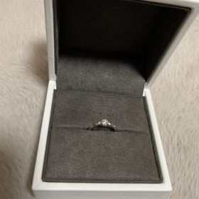 【TOWA(永遠)の口コミ】 メインのダイヤモンドに加えて左右に小さいダイヤモンドも備わっている点…