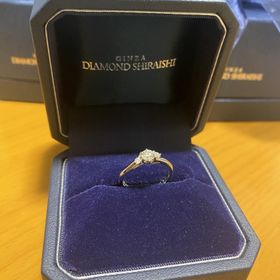 【銀座ダイヤモンドシライシの口コミ】 横から見た形が花のようになっていてかわいいです。様々な角度から光が入…