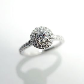 【TRÉSOR(トレゾール)の口コミ】 センターのダイヤを小さなダイヤが囲むデザインになっており、よりダイヤ…