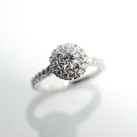 【TRÉSOR(トレゾール)】の口コミ センターのダイヤを小さなダイヤが囲むデザインになっており、よりダイヤが...