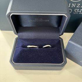 【銀座ダイヤモンドシライシの口コミ】 デザインはウェーブで探していたところ、こちらの指輪に出会いました。男…