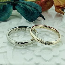 【Antille(アンティール)の口コミ】 色やデザインは少し違いますが、Vカットで統一性を持たせた結婚指輪にして…