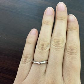 【ケイウノ ブライダル(K.UNO BRIDAL)の口コミ】 指輪のデザインは、2人が手を繋いでいるような形のものです。指輪の幅は細…