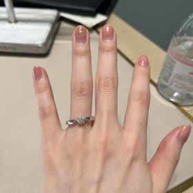 【ティファニー(Tiffany & Co.)の口コミ】 指輪の高さが低くてつけやすいです。ダイヤの品質もティファニークオリテ…