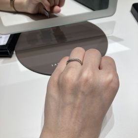 【ラザール ダイヤモンド(LAZARE DIAMOND)の口コミ】 ダイヤのウェーブラインのデザインを探していて、真っ先に目についた指輪…