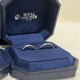 【ROYAL ASSCHER(ロイヤル・アッシャー)の口コミ】 婚約指輪と重ね付けしやすいデザインで探していました。指が細めなのでご…