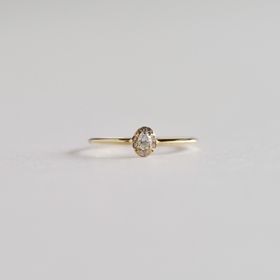 【hitotsuchi(ヒトツチ)の口コミ】 華奢なデザインで、かつ日常使いできるような「ザ・エンゲージリングでは…