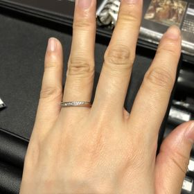 【エクセルコダイヤモンド(EXELCO DIAMOND)の口コミ】 婚約指輪と重ね付けできる指輪を探していましたが、その中でも結婚指輪単…