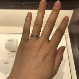 【俄(にわか)の口コミ】 結婚指輪と重ね付けできるデザインで探しており、最初はソリティアで考え…