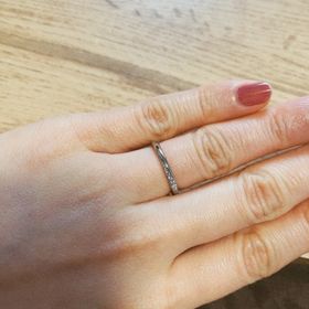 【アイプリモ(I-PRIMO)の口コミ】 シンプルでありながら、メレダイヤが斜めに入っており華やかな感じ。
デザ…