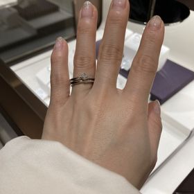 【俄(にわか)の口コミ】 一粒ダイヤの横に斜めのダイヤのデザインが入っている露華です。
結婚指輪…